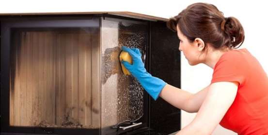 Как чистить стекло камина?