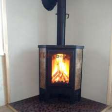 Недорогая печь-камин Бавария Эко угловая с плитой одна конфорка фото в интерьере в Могилеве