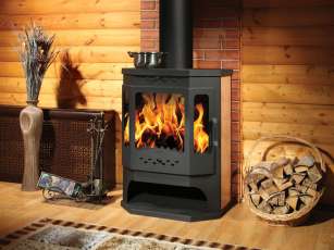 Стальной камин с дровницей Бавария призматик с плитой фото в интерьере в Могилеве