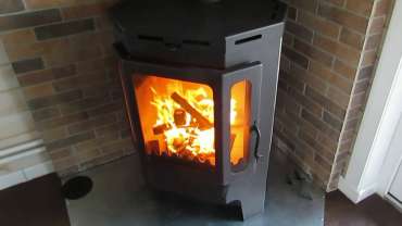 Печь-камин Бавария призматик пристенно-угловой фото в интерьере в Могилеве