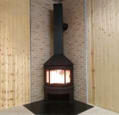 Стальной камин Бавария Мюнхен угловой чёрный (без перемычки) фото в интерьере в Могилеве