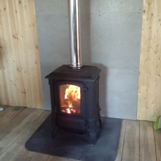 Печь-камин чугунный FireWay Bruno в интерьере чёрный Амазонка бай фото в Могилеве