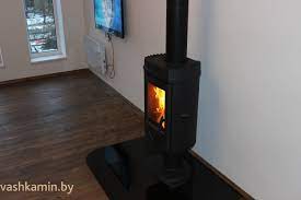 Печь-камин чугунный Invicta Mesnil в интерьере Амазонка бай фото в Могилеве