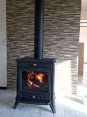 Печь-камин чугунный Invicta Altea в интерьере Амазонка бай фото в Могилеве