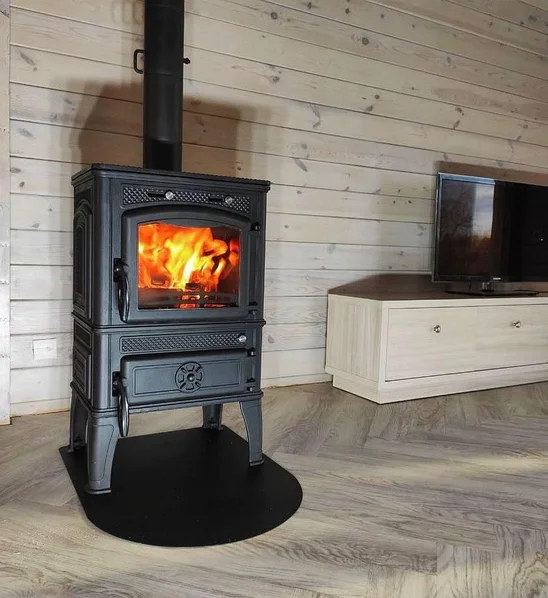 Печь-камин чугунный FireWay Dacha в интерьере с варочной поверхностью патина бронза Амазонка бай фото в Могилеве